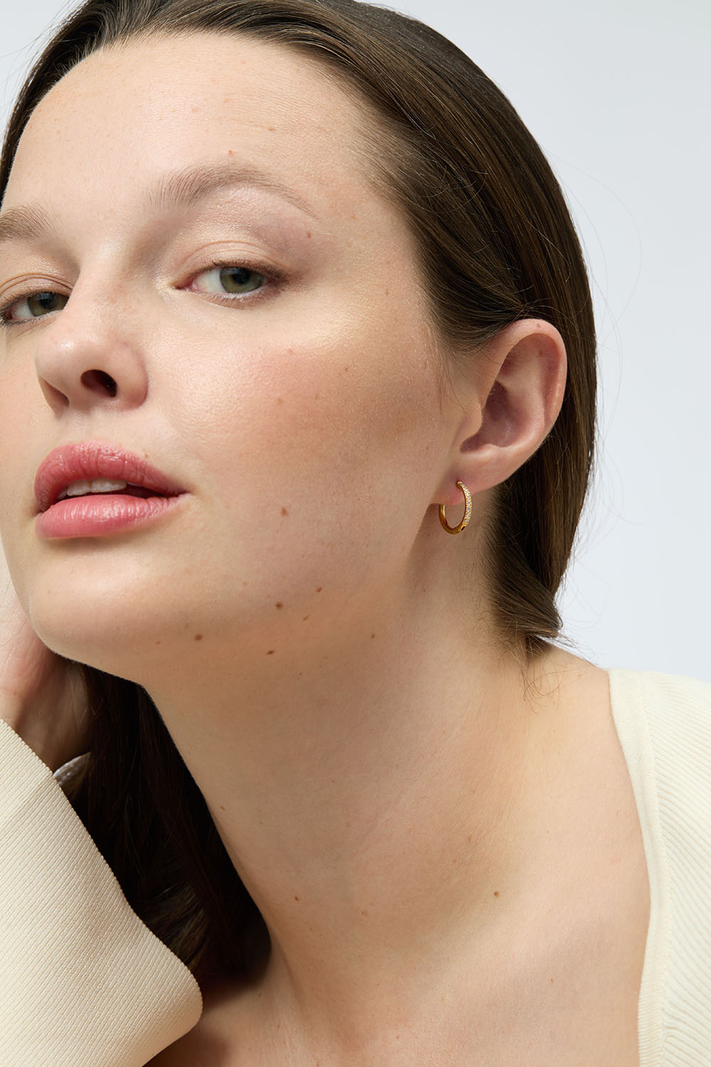 Små hoops i stål med 18k guld med cubic zirconia