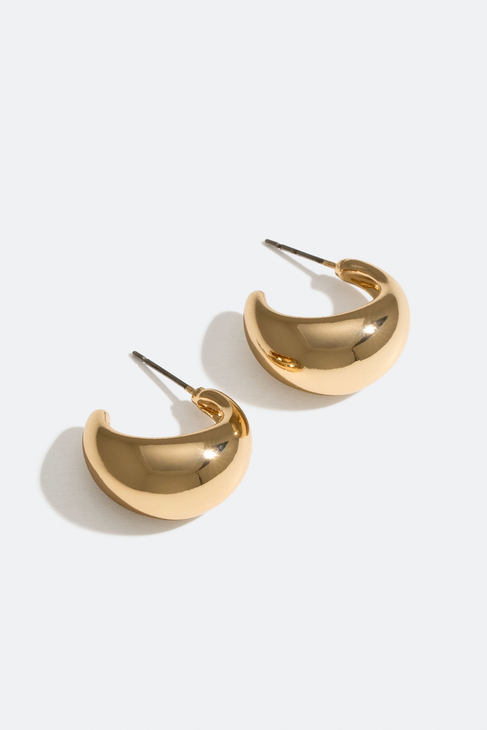 Små guldfarvede chunky hoops