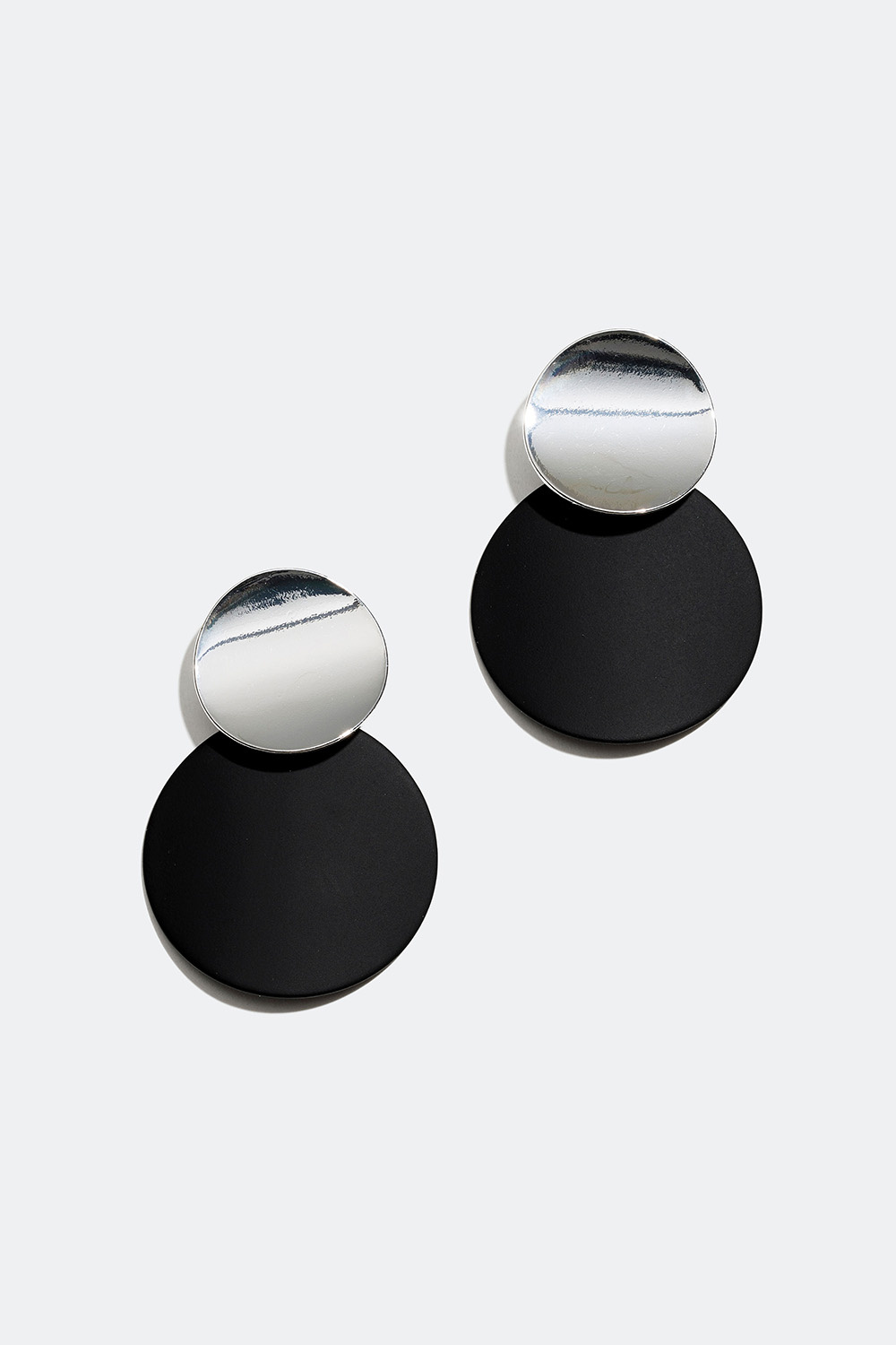 Øreringe med to plader i sølv og sort