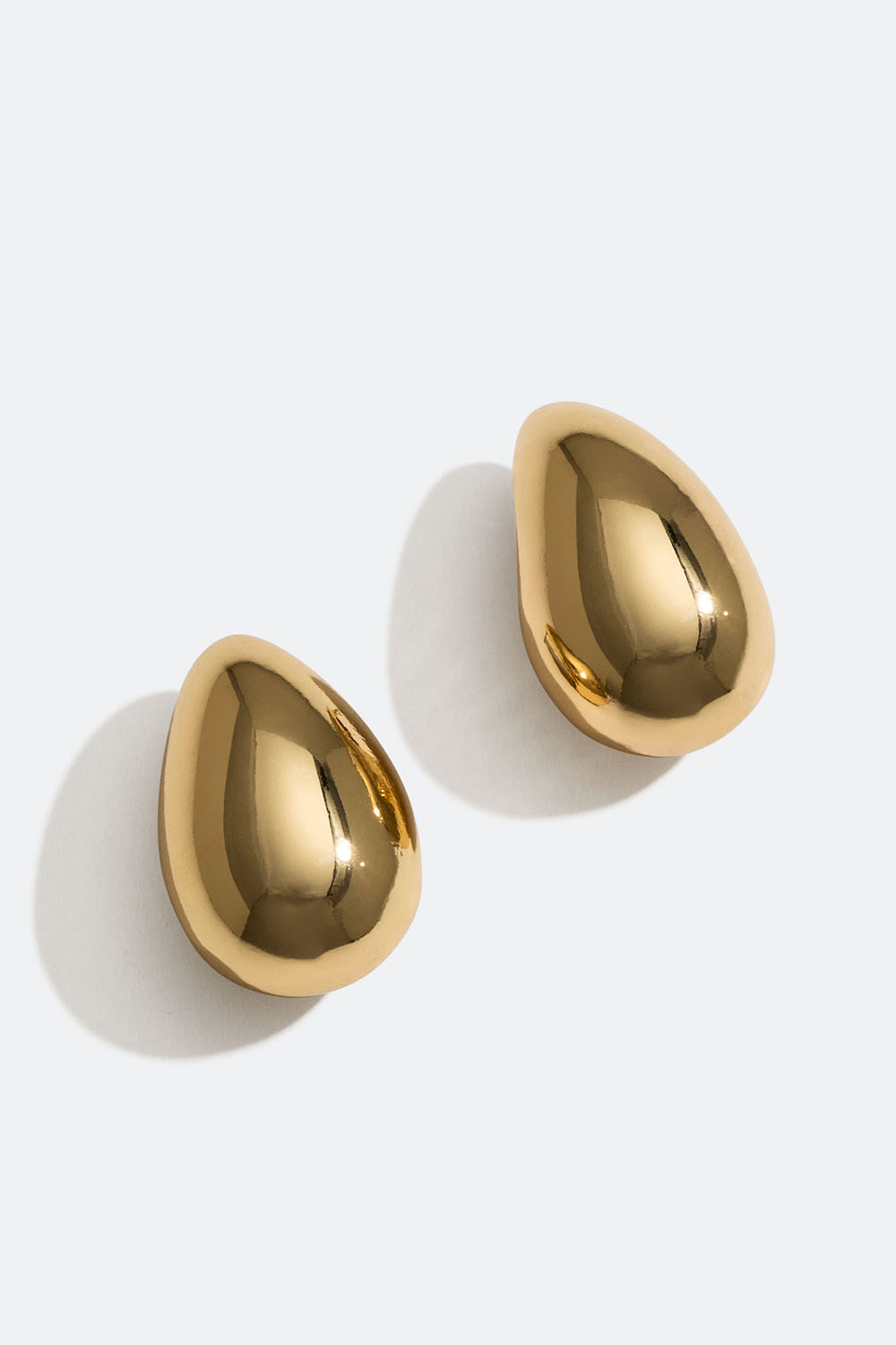 Store guldfarvede, dråbeformede øreringe