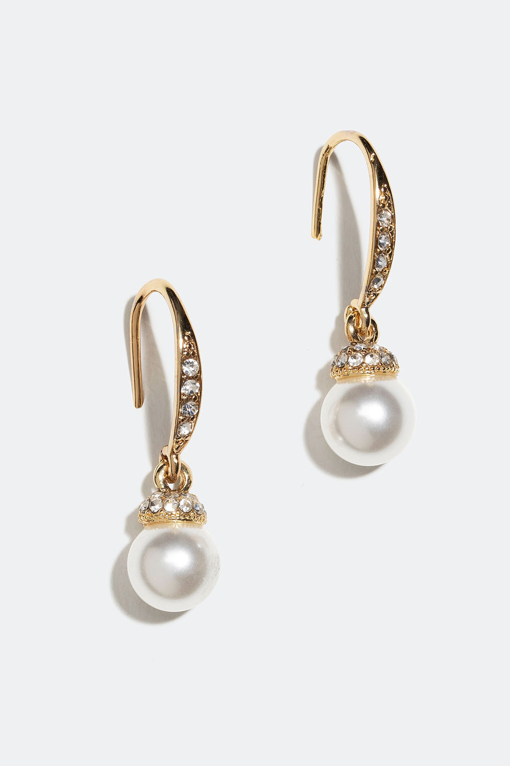 Guldfarvede øreringe med glassten og glasperler