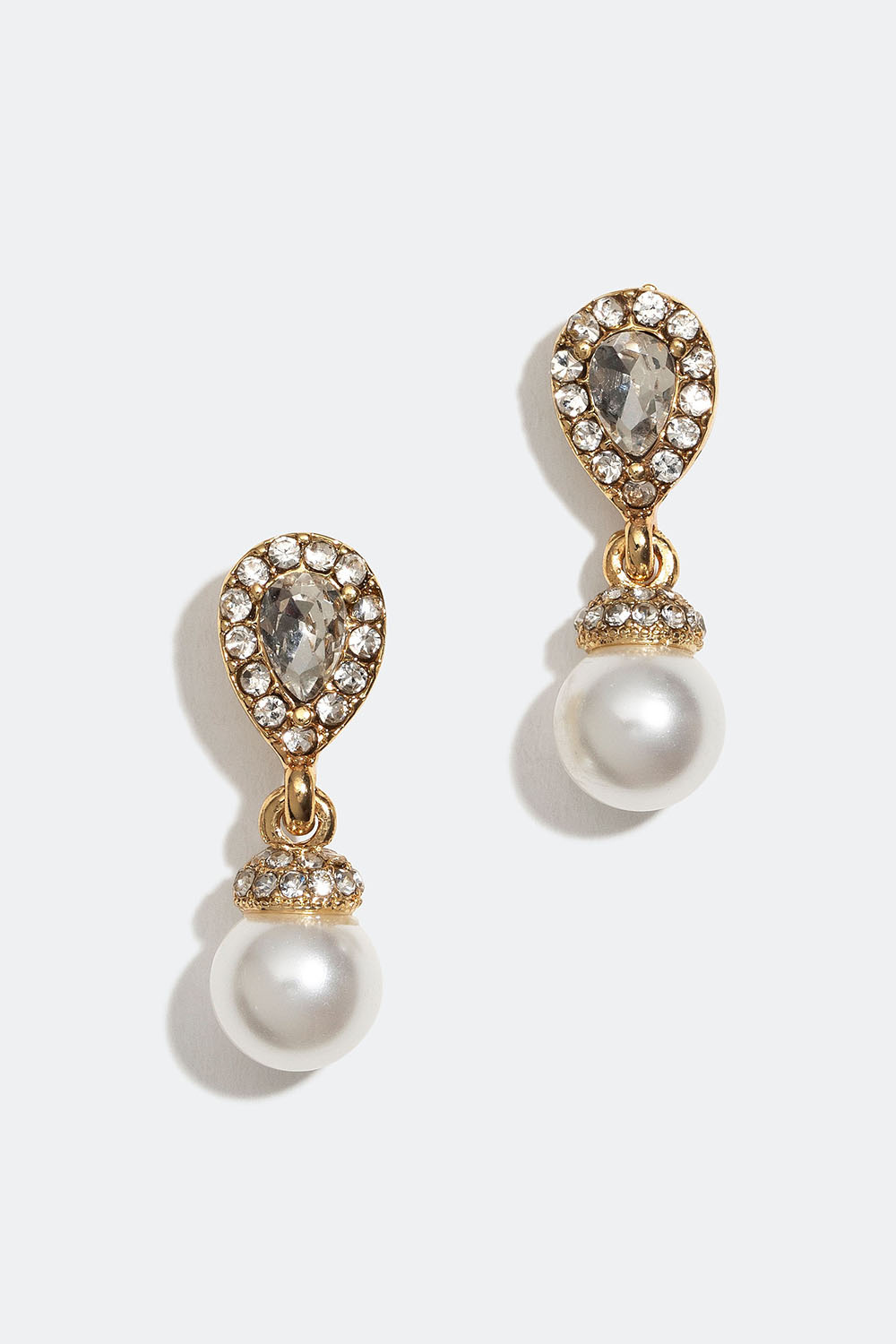 Dråbeformede guldfarvede øreringe med glassten og glasperler