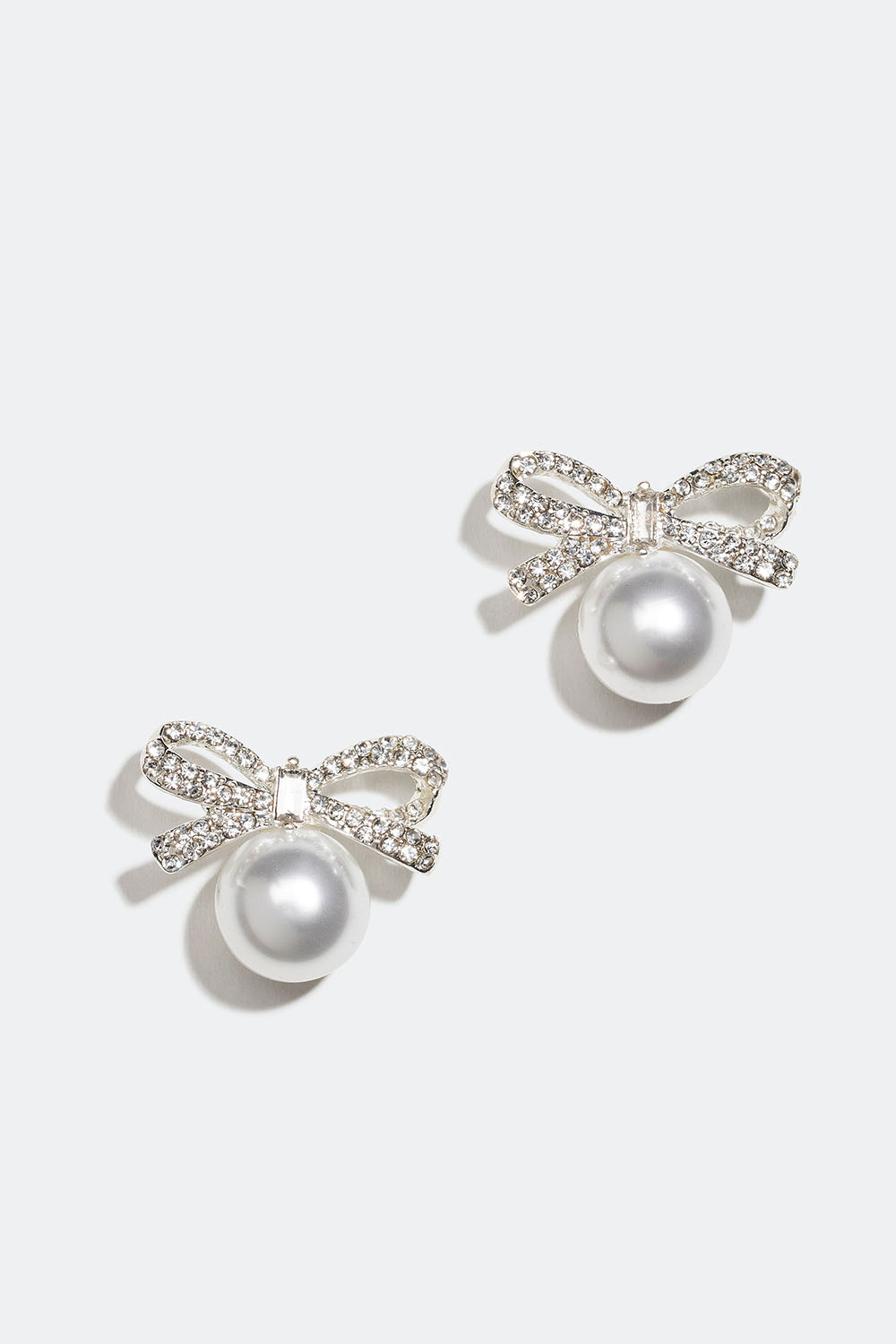 Øreringe i rhinsten med rosetter og perler