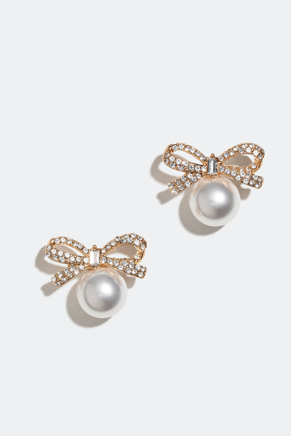 Guldfarvede øreringe i rhinsten med rosetter og perler