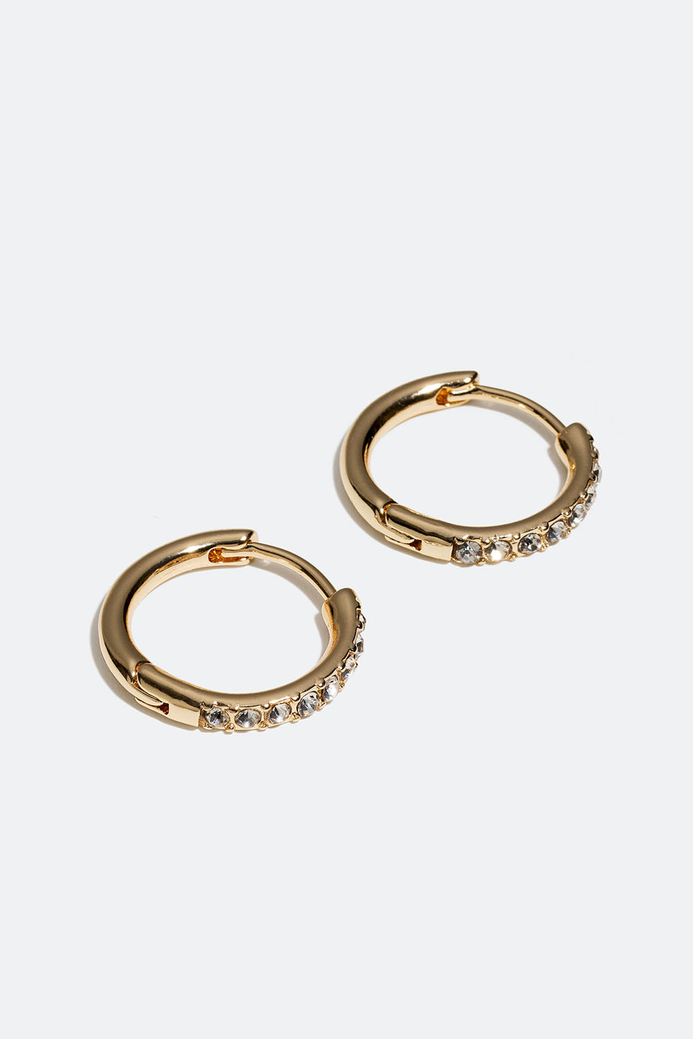 Klassiske små guldfarvede hoops med glassten