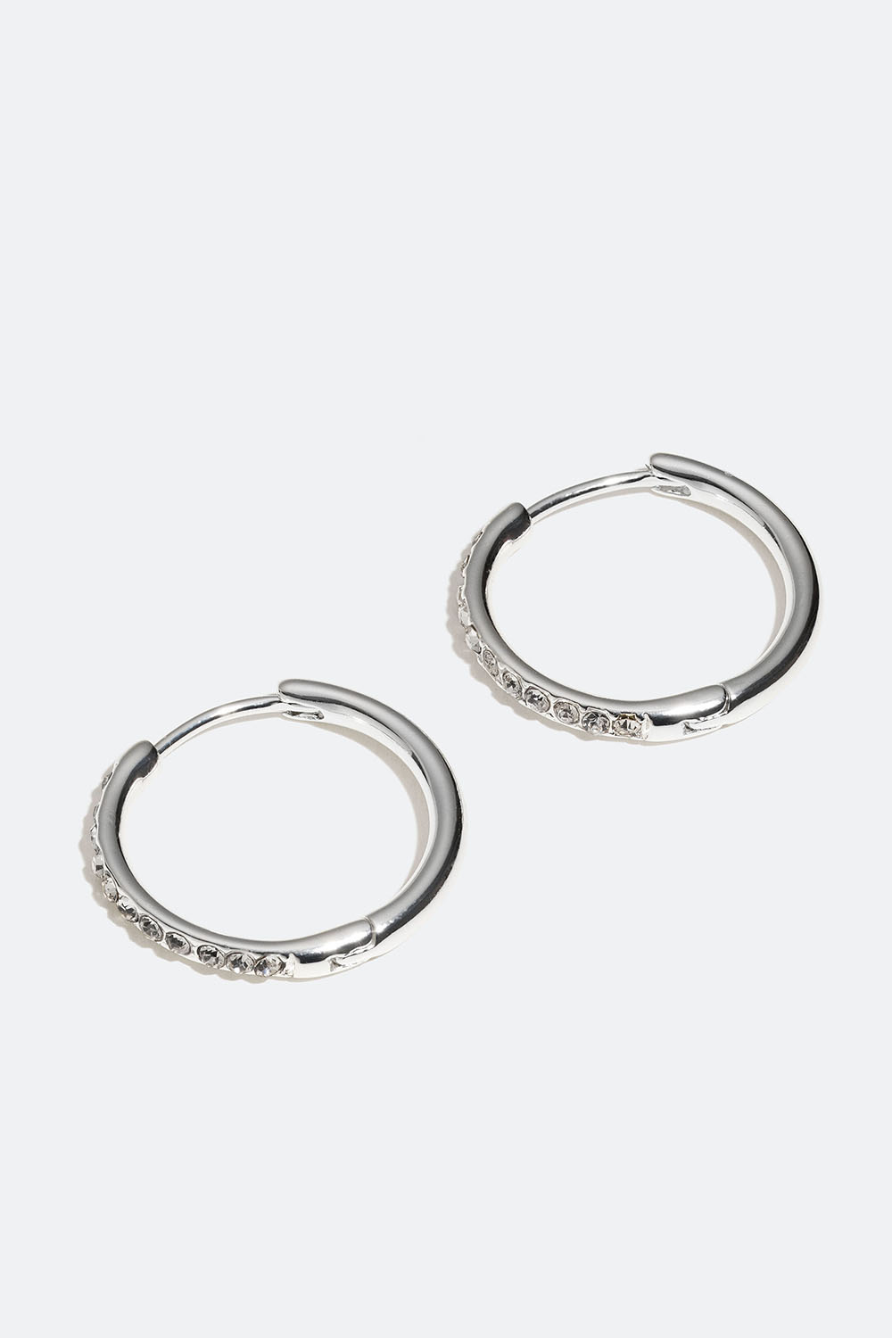 Klassiske hoops med glassten