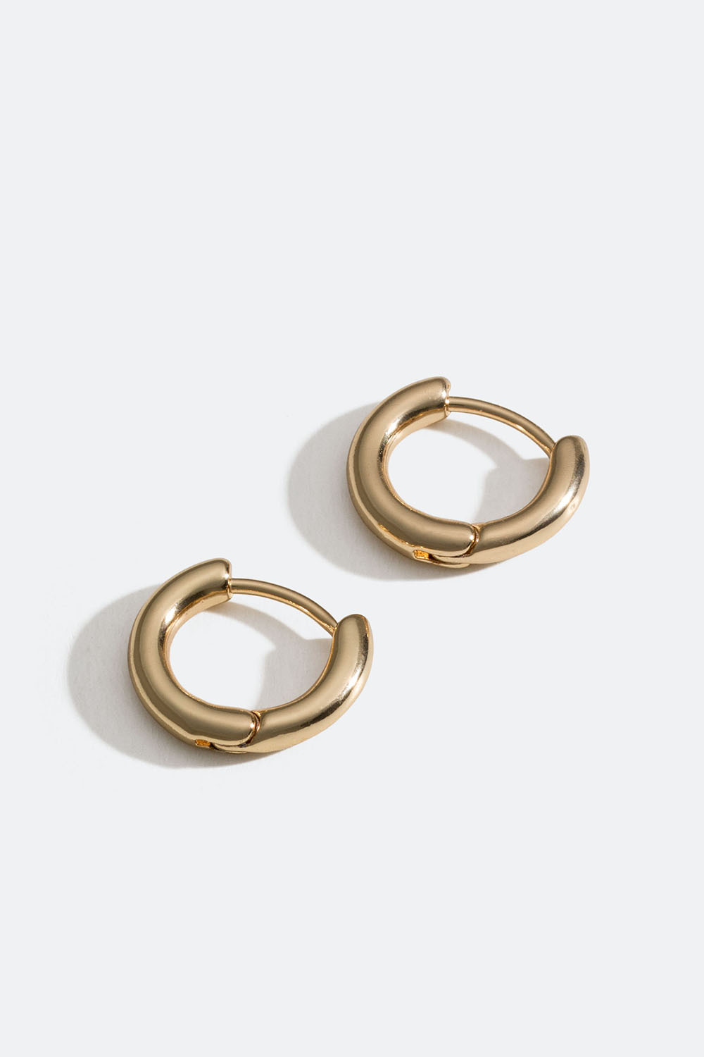 Klassiske guldfarvede mini hoops 