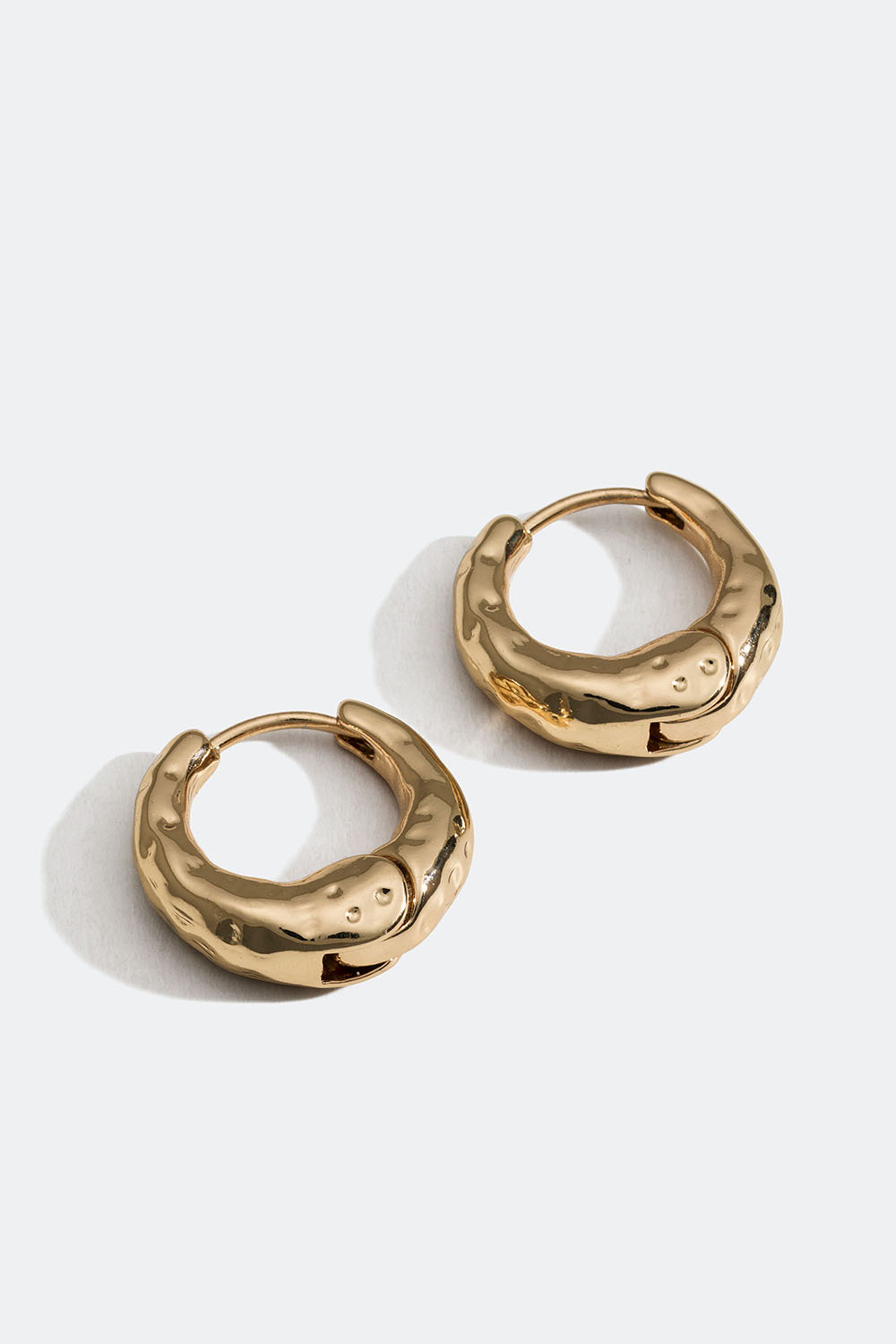 Små chunky guldfarvede hoops med struktur