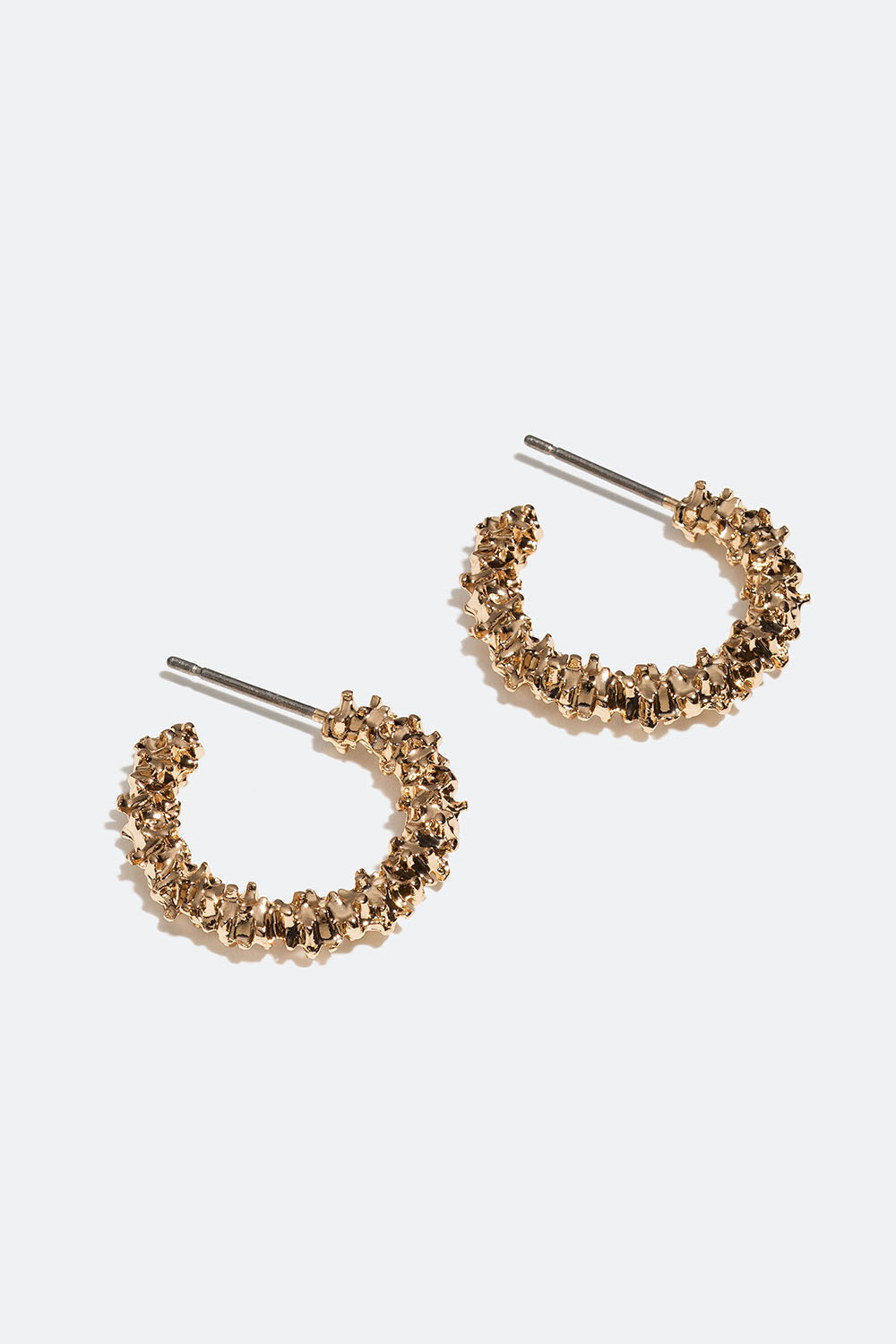 Små guldfarvede hoops med struktur