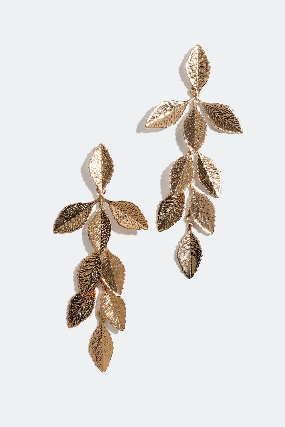 Lange guldfarvede øreringe med blade