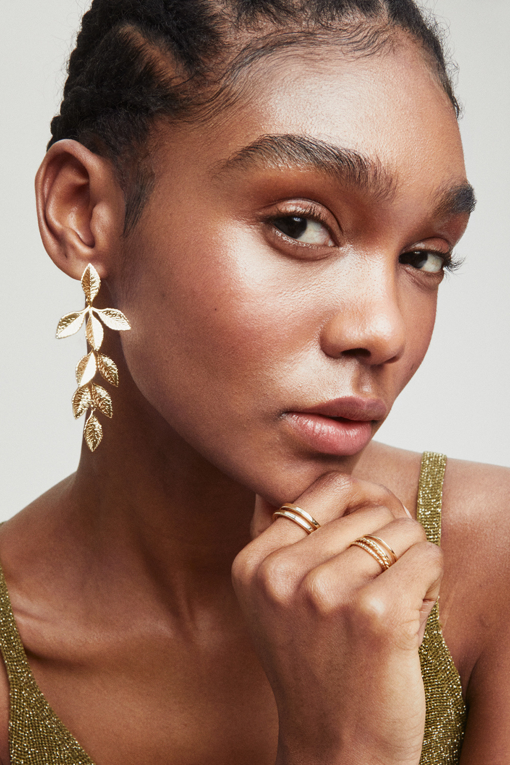 Lange guldfarvede øreringe med blade