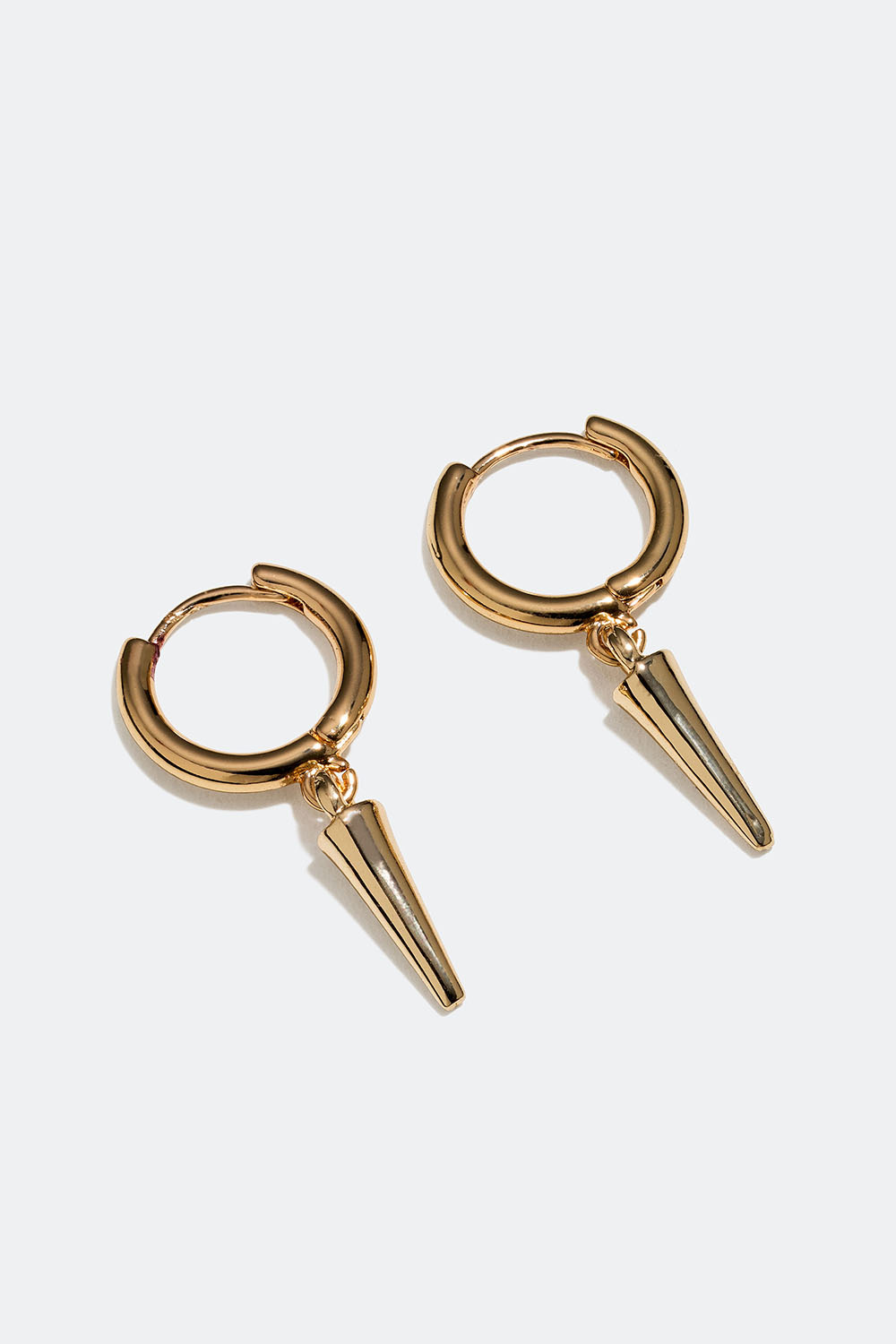 Små, guldfarvede hoops med nitter