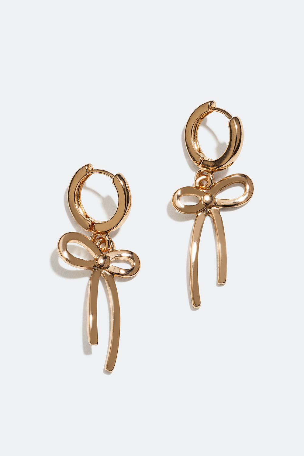 Små guldfarvede hoops med sløjfer