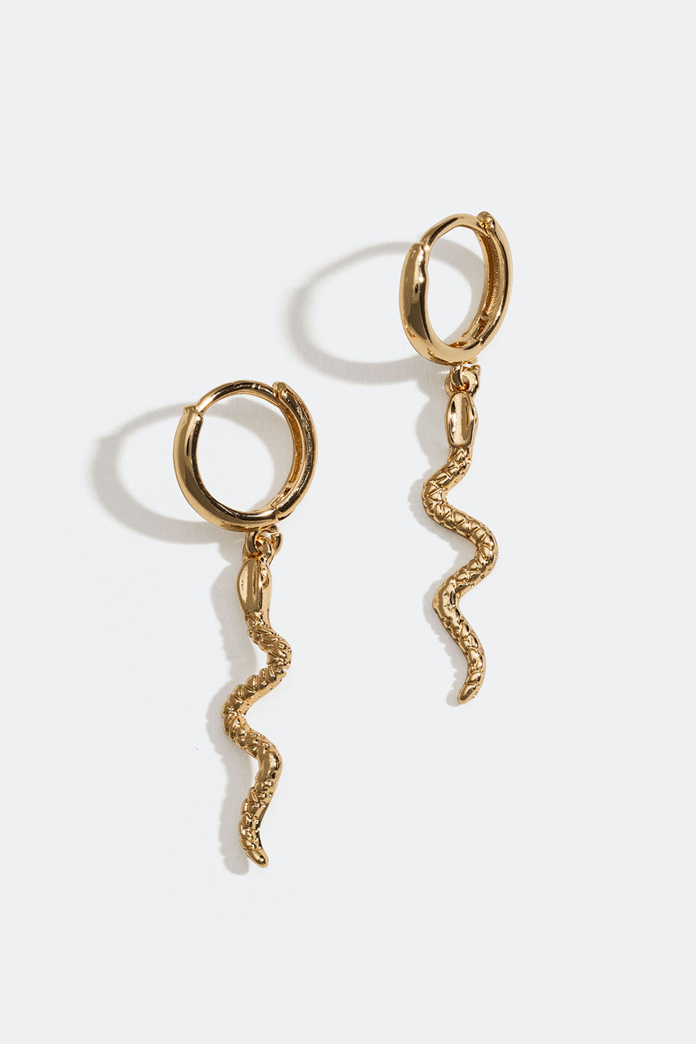Små, guldfarvede hoops med slanger