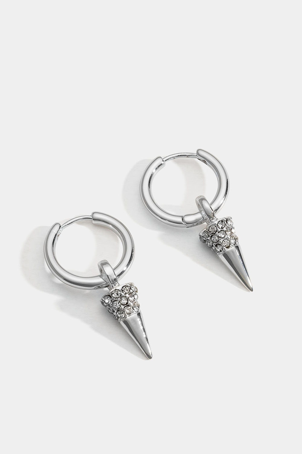 Sølvfarvede hoops med nitte og glassten