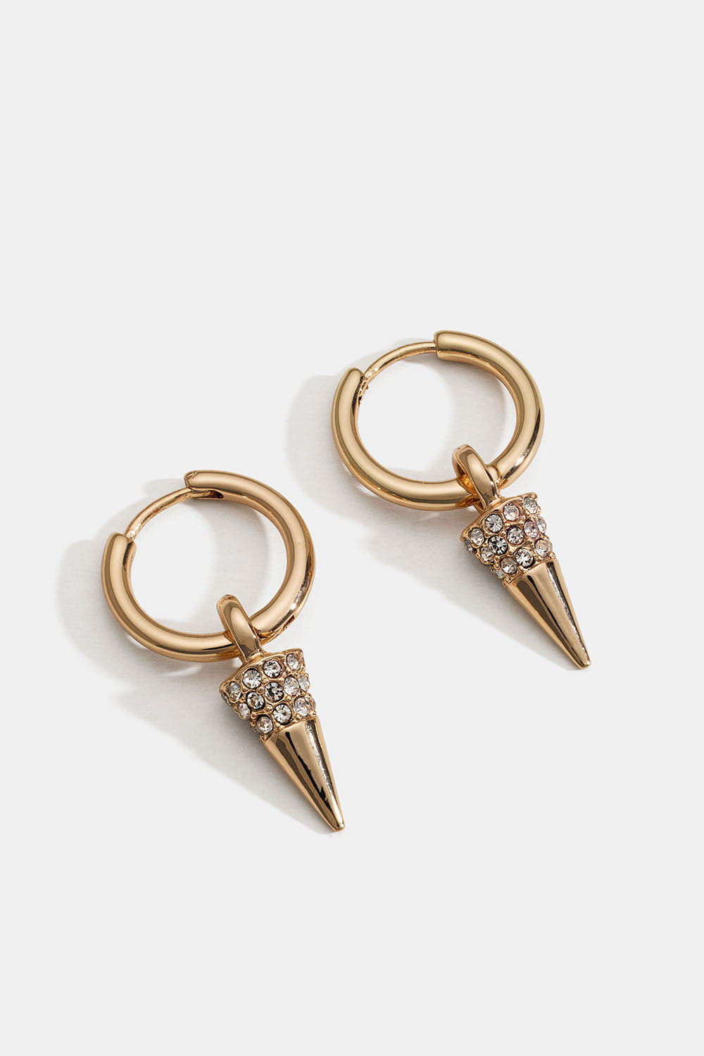 Guldfarvede hoops med nitte og glassten