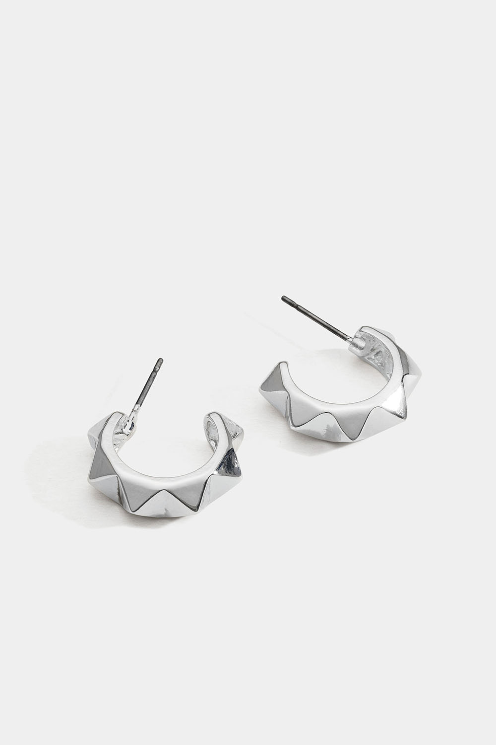 Sølvfarvede hoops med nitter