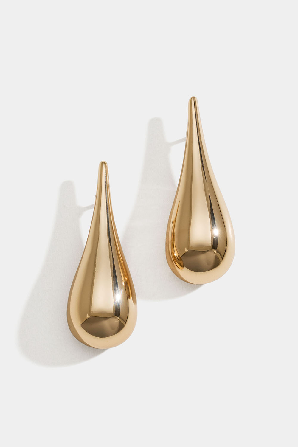 Lange dråbeformede øreringe med guldfarve