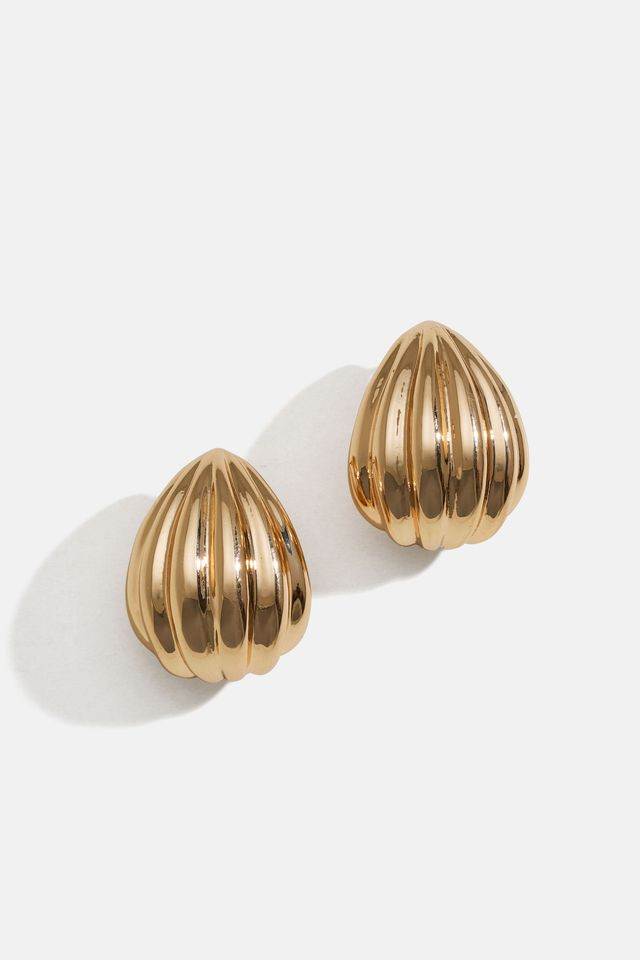 Guldfarvede, riflede øreringe med dråbeform