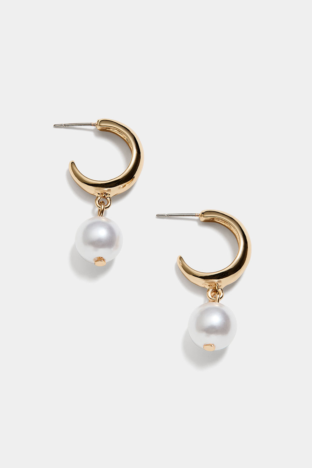 Brede guldfarvede hoops med perlevedhæng