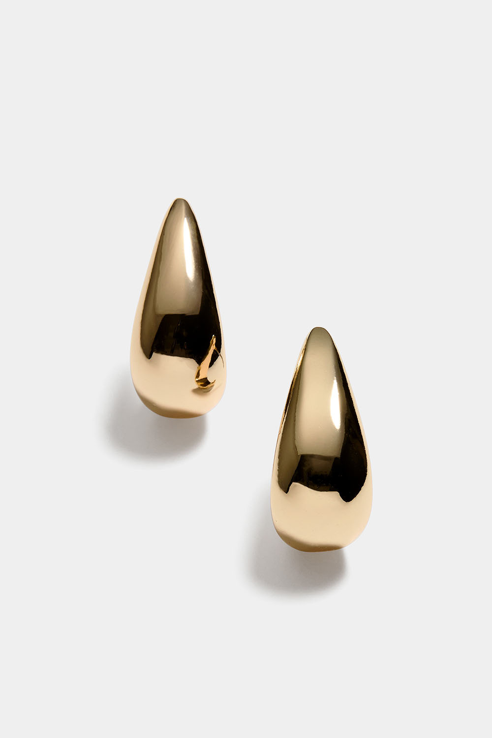 Guldfarvede hoops med dråbeform