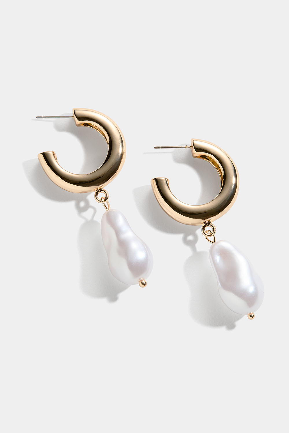 Guldfarvede hoops med stor perle