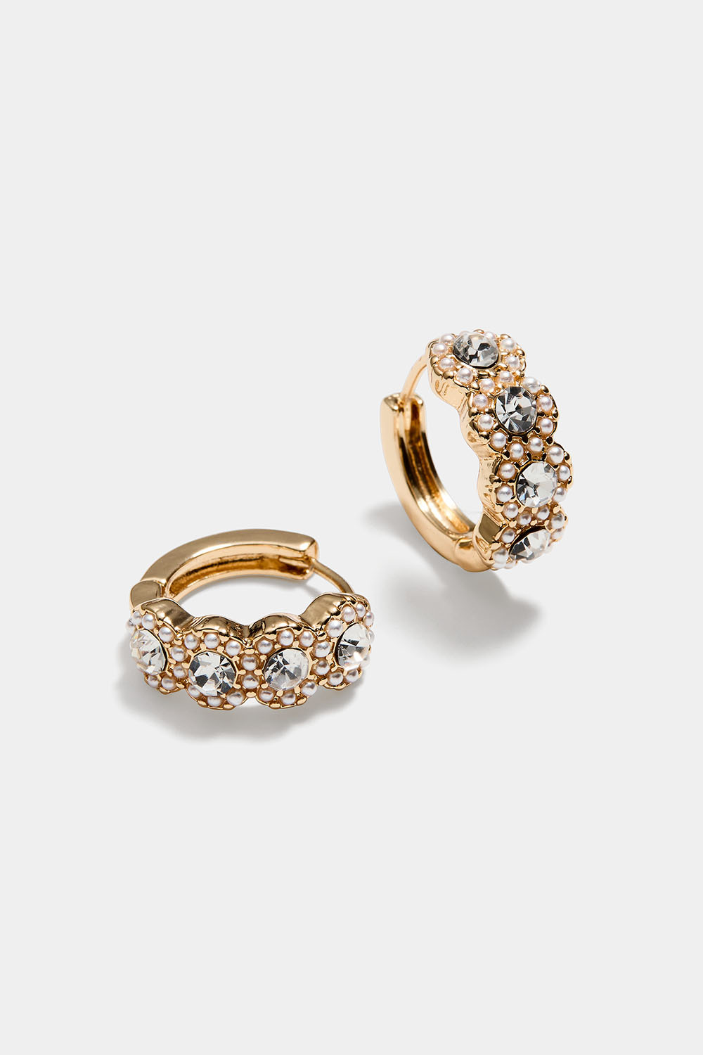 Guldfarvede hoops med glassten og små, hvide perler