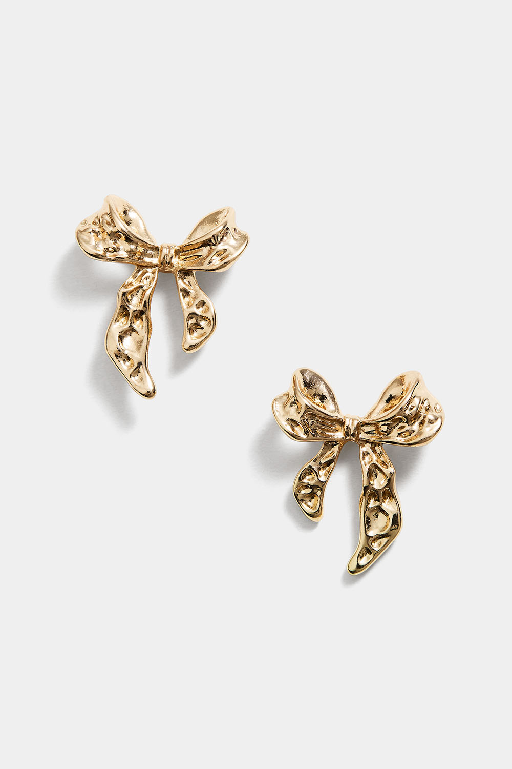 Guldfarvede ørestikker med hamrede sløjfer