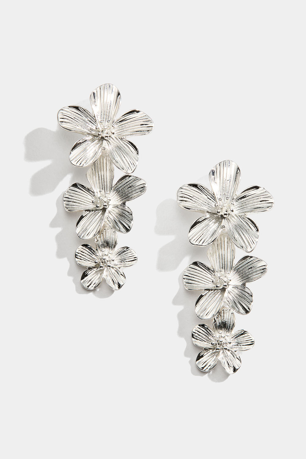 Sølvfarvede øreringe med tre blomster