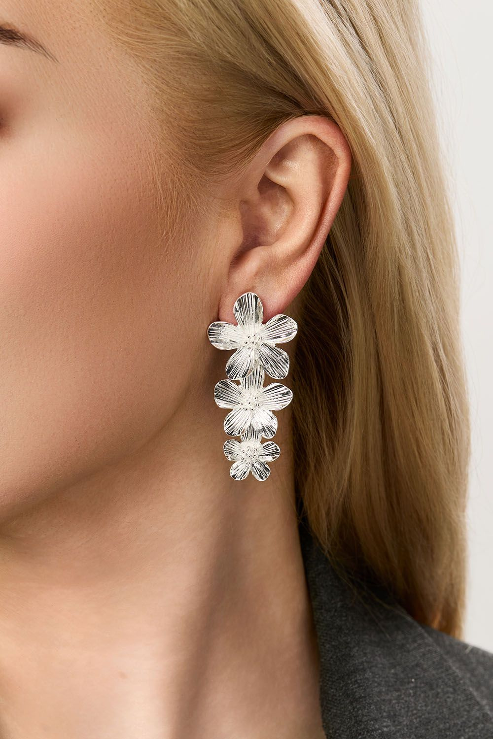 Sølvfarvede øreringe med tre blomster