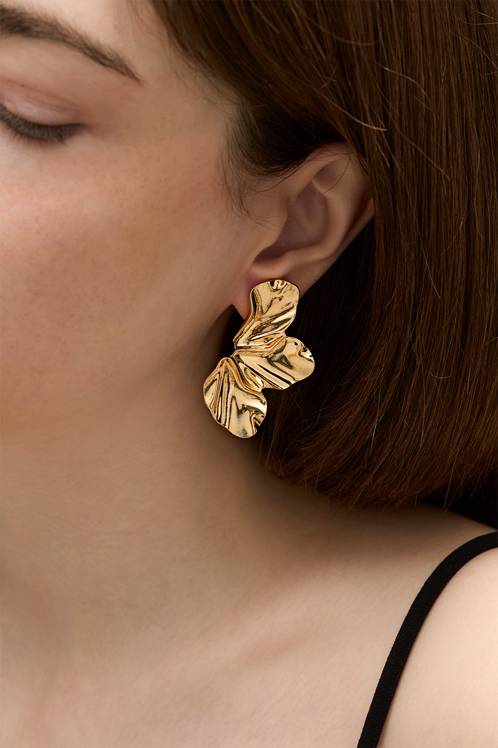 Guldfarvede øreringe med blomsterblad