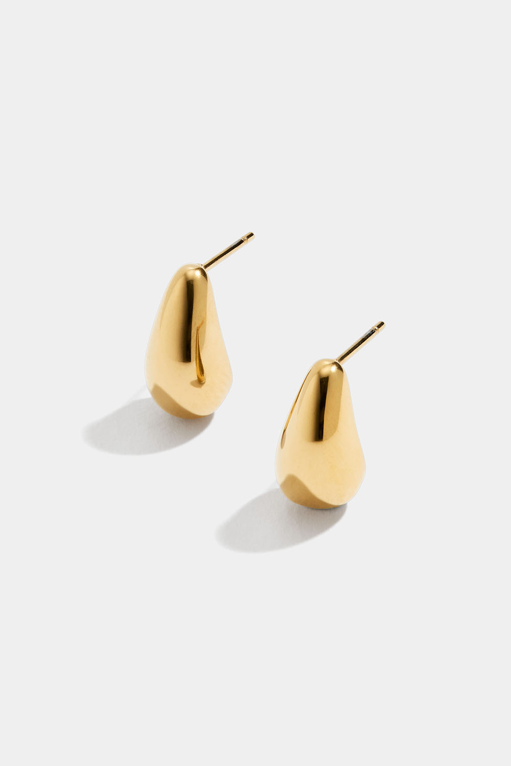Små dråbeøreringe i stål med 18 karat guld