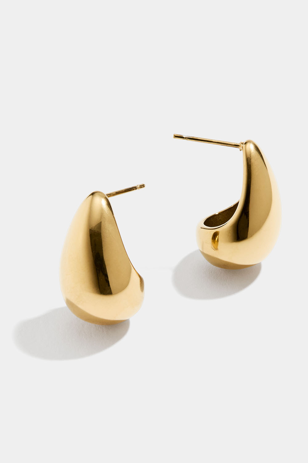 Større dråbeøreringe i stål med 18 karat guld