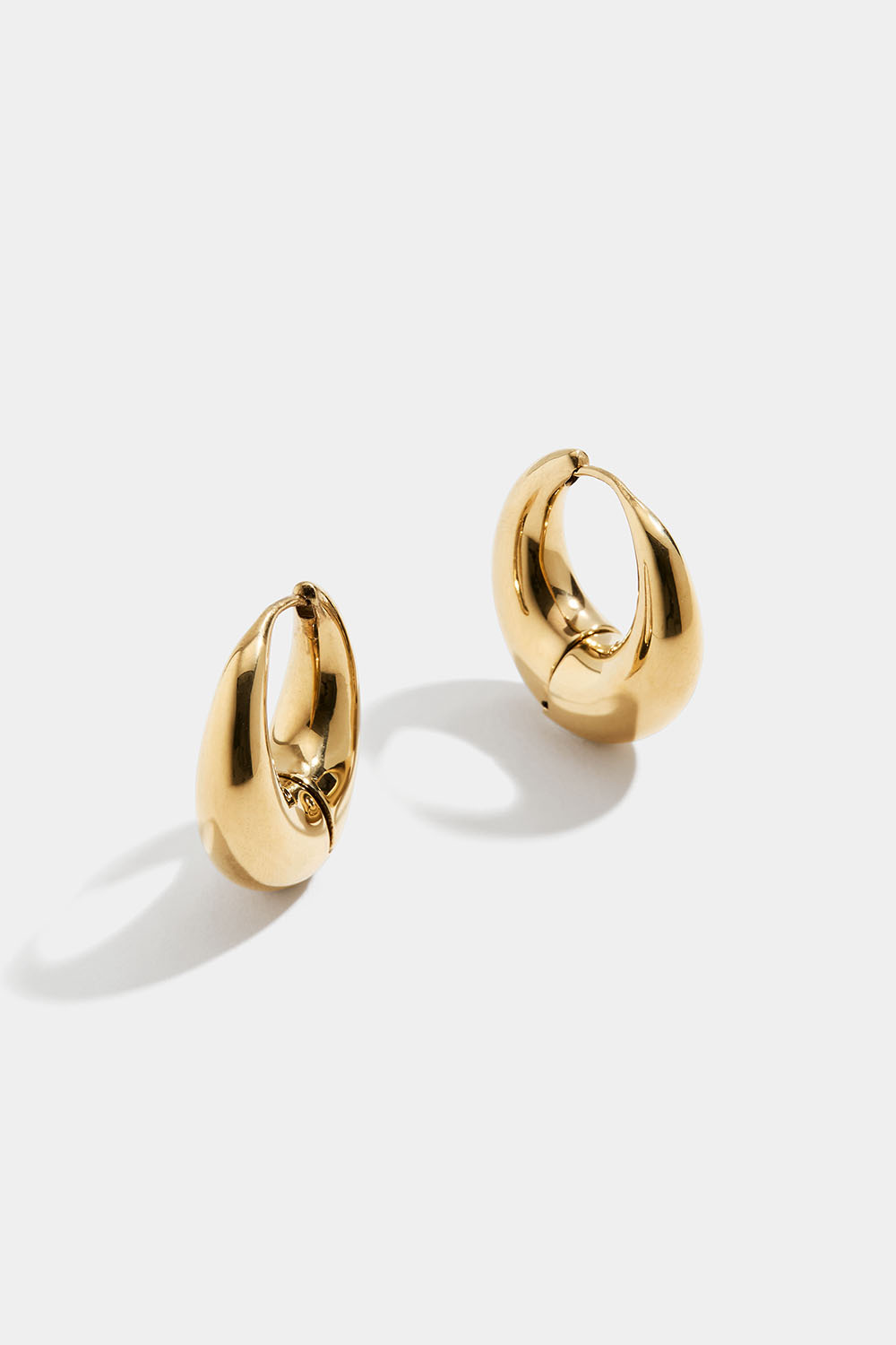 Kraftige hoops i blankt stål med 18 karat guld