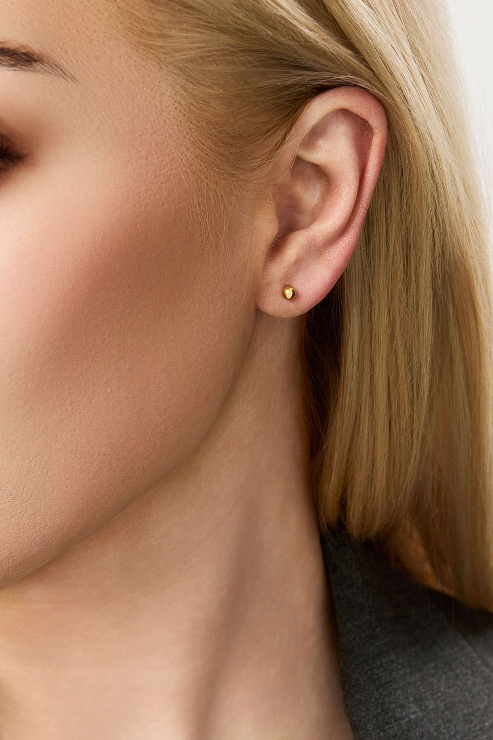 Små ørestikker i stål med 18k guld
