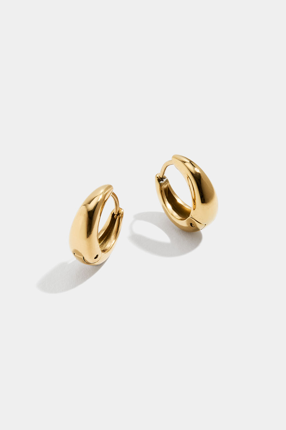 Små hoops i stål med 18 karat guld med dråbeform