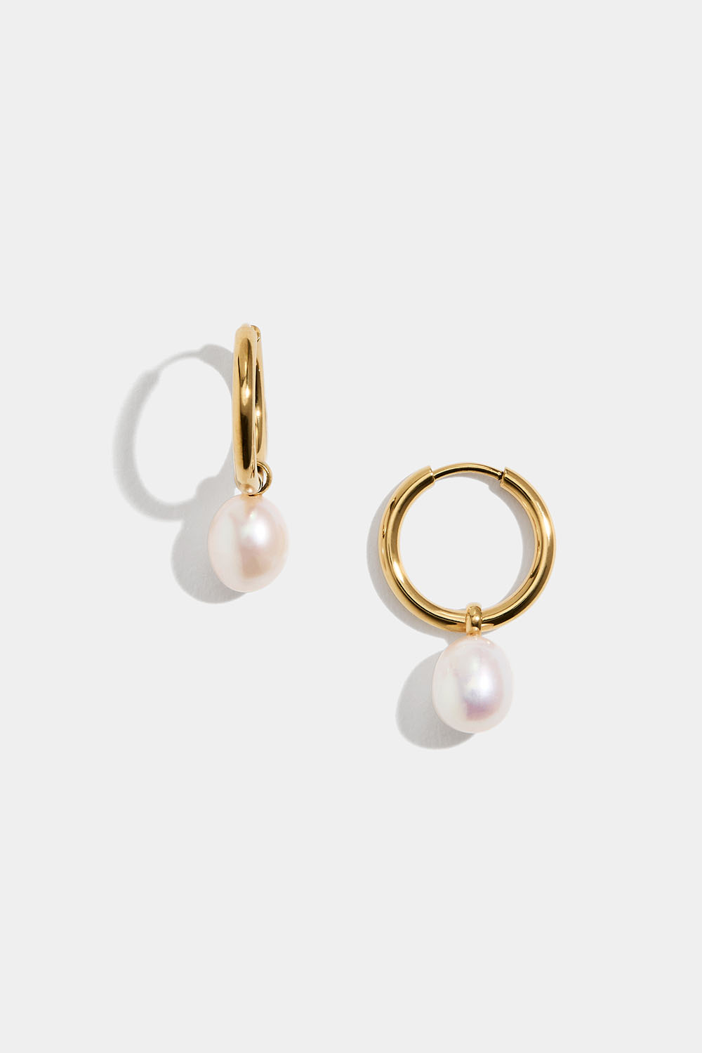 Hoops i stål med 18 karat guld og perlevedhæng