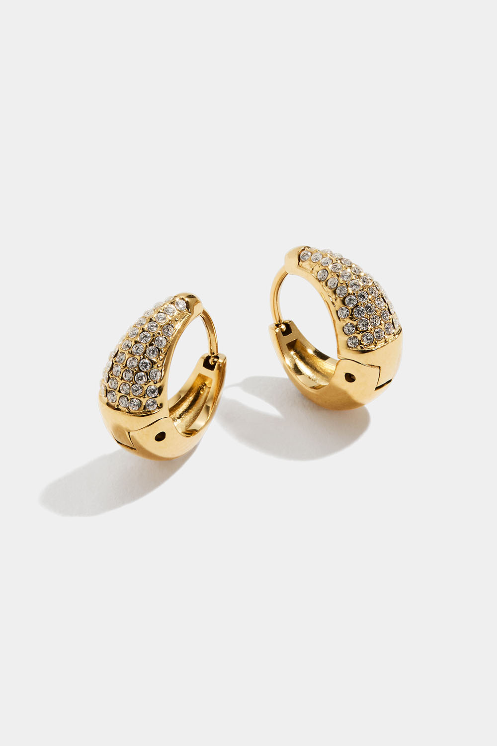 Hoops i stål med 18 karat guld i dråbeform og kubisk zirkonia