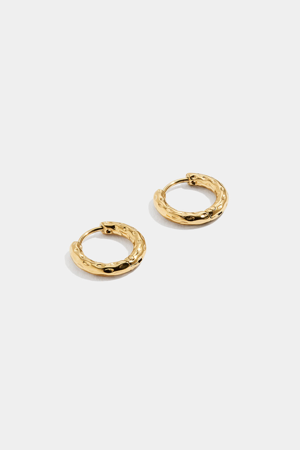 Små, hamrede hoops i stål med 18k guld 