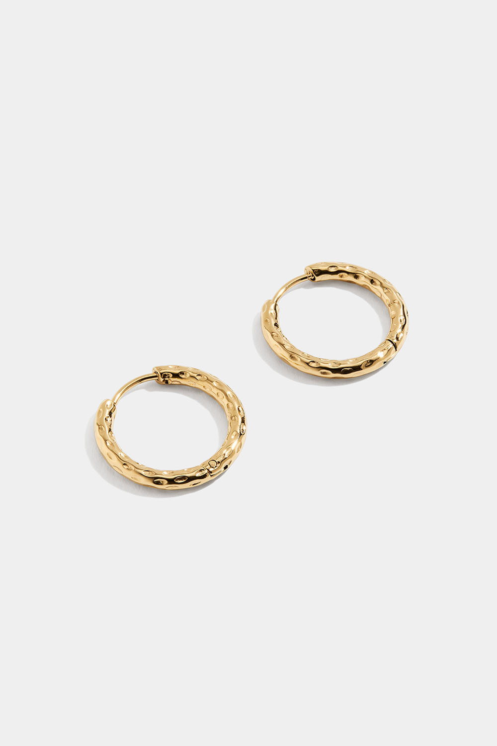 Hamrede hoops i stål med 18k guld