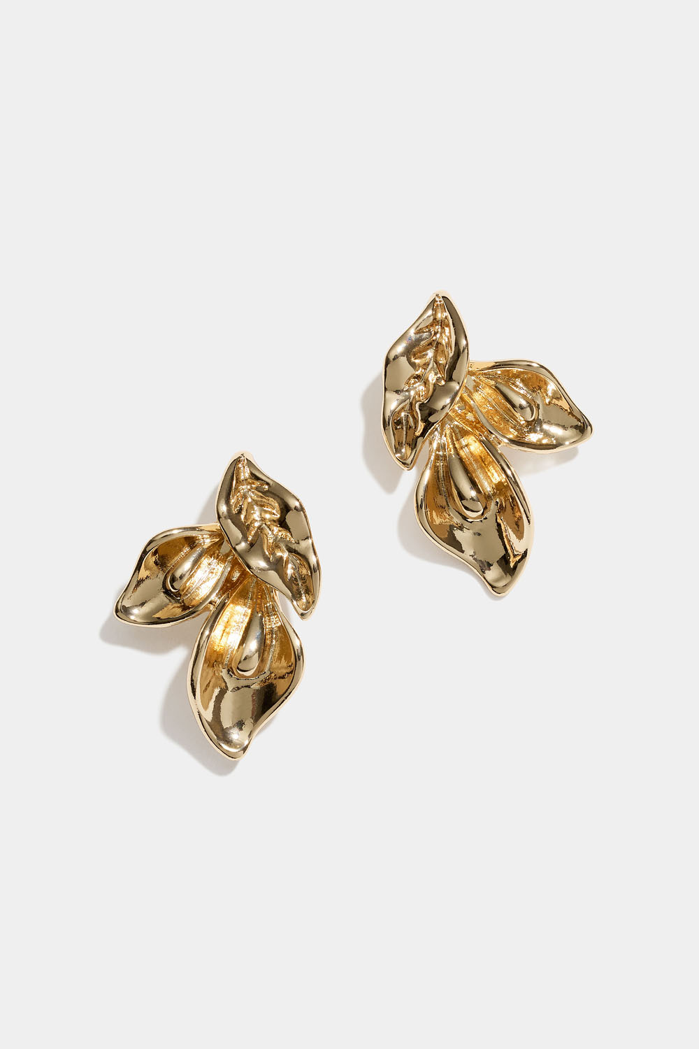 Guldfarvede øreringe med bladformer