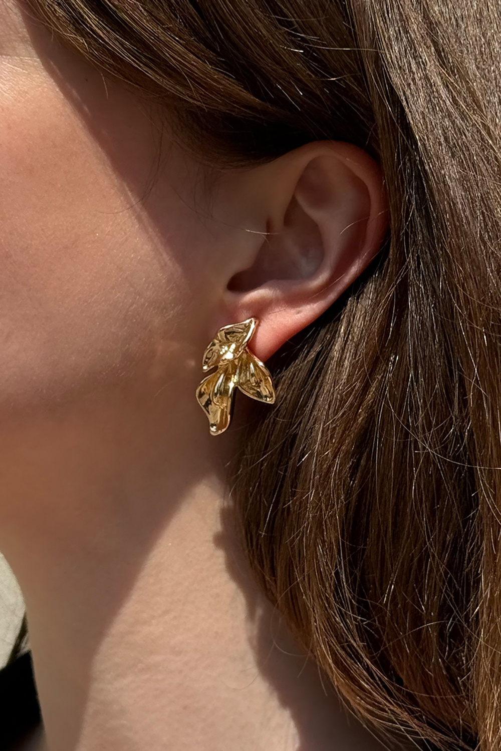 Guldfarvede øreringe med bladformer