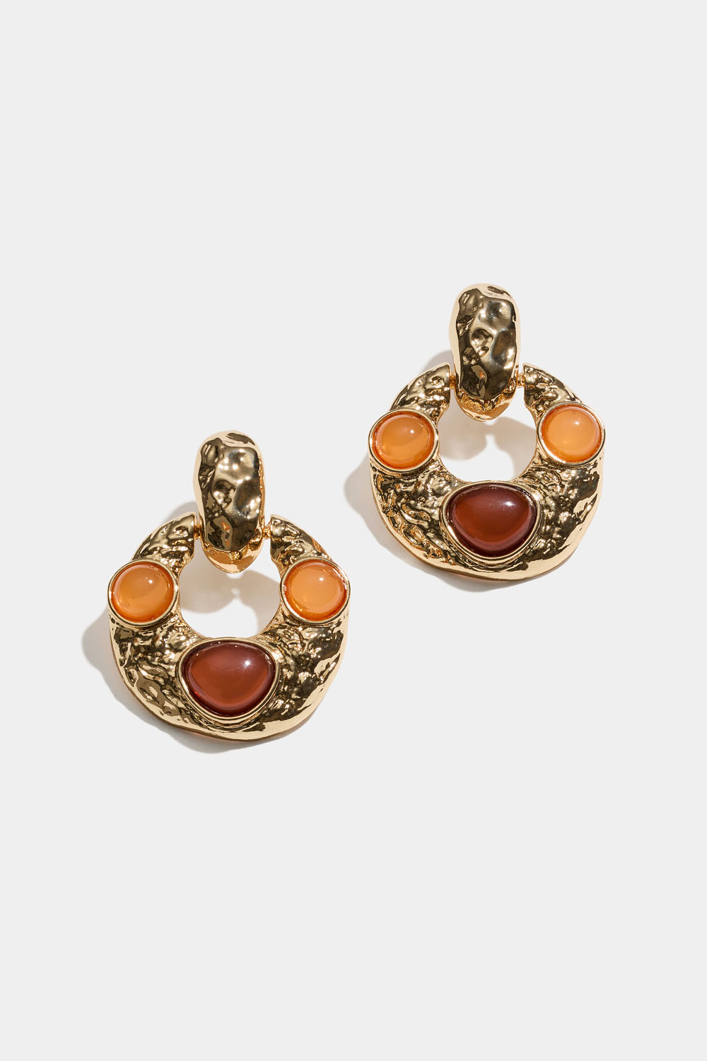 Hamrede øreringe med farvede detaljer