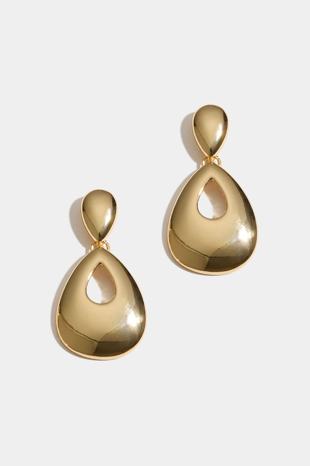 Guldfarvede øreringe med hængende dråbeform