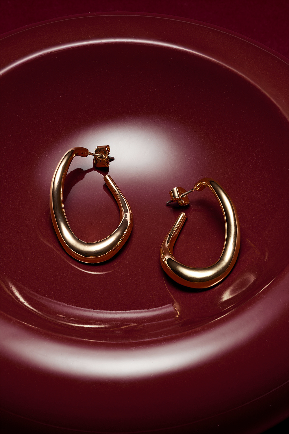 Guldfarvede hoops med bølget form