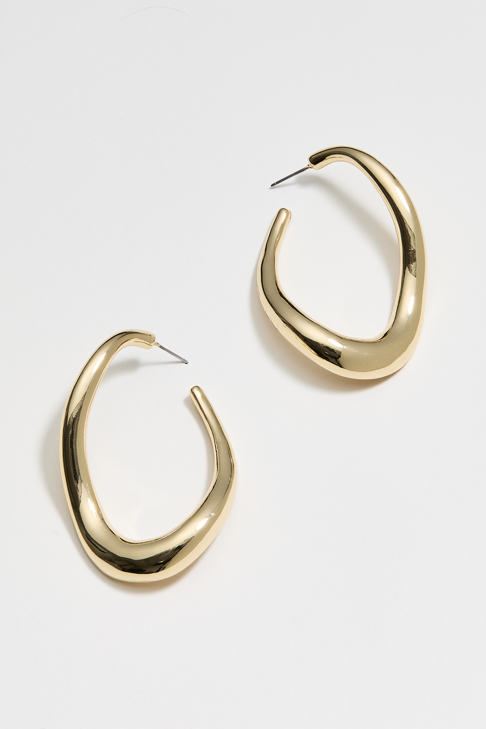 Store, guldfarvede hoops med bølget form