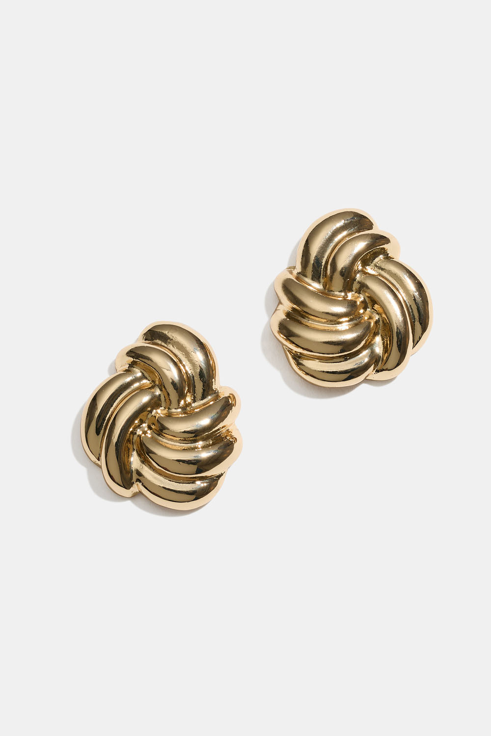 Store guldfarvede øreringe med knude