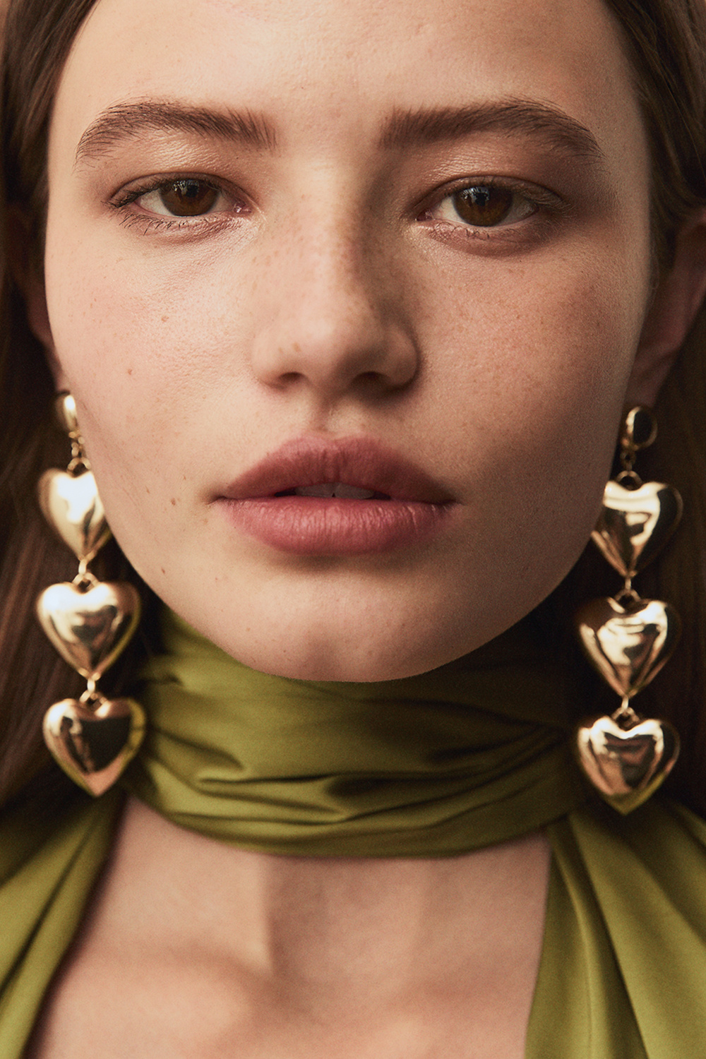 Guldfarvede, lange øreringe med tre hjerter