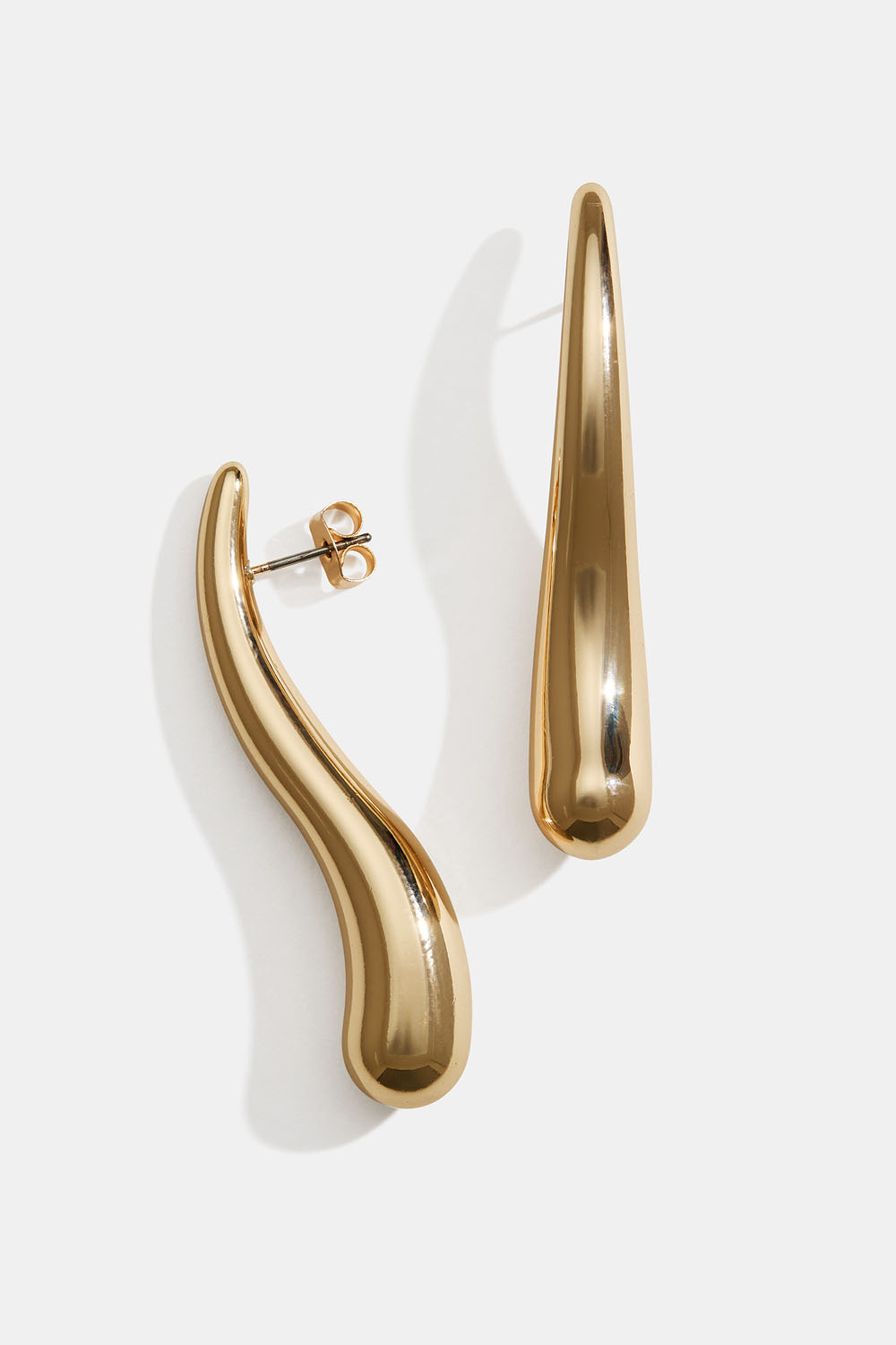 Lange guldfarvede, bølgede øreringe i dråbeform