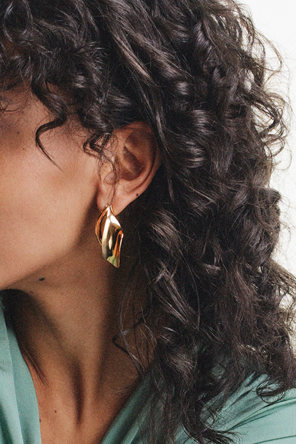 Diamantformede øreringe med afrundet design, guldfarvede